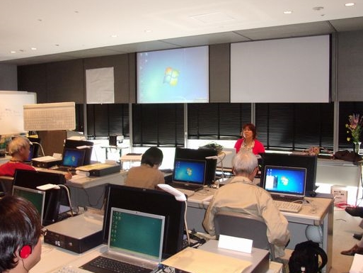 全国で開催してきた、視覚障害者にパソコンを指導する人材を養成するための講座です。写真は、キーボードでのパソコン指導法について学ぶ様子です。
