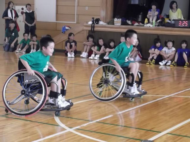 車椅子でスポーツを体験する子ども達(2013年8月京都)