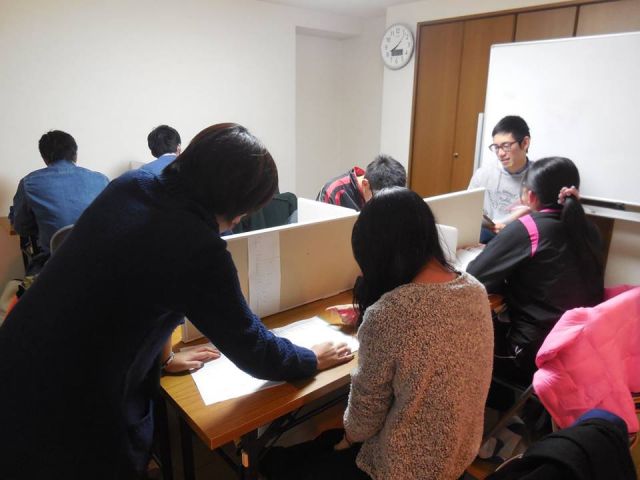 「渡塾」で講師が生徒に学習サポートを行う様子