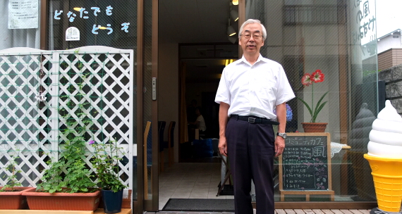 NPO法人風のやすみば 代表の加藤さん。コミュニティカフェの前で。