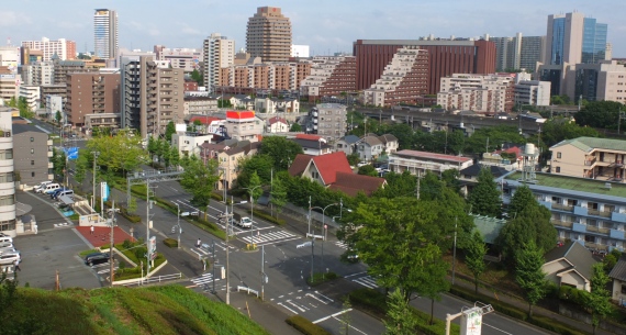 楽友会の周囲には整備された町並み、緑豊かなニュータウンらしい景色が広がります。