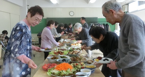 初台生活学校で25年以上に渡り開かれている食事会の様子。