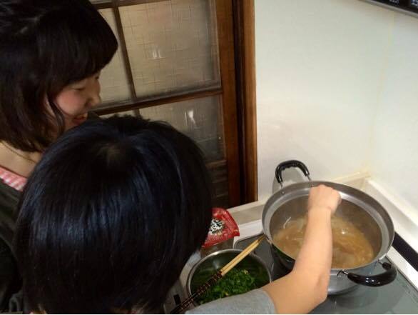 一緒にご飯食べナイト(子どもと一緒に料理作りの場面)