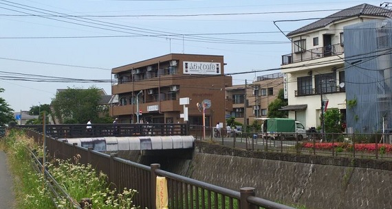 茶色い建物の１階、最も手前の店舗が「ふらっとcafeやのくち」