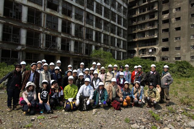 産業遺産を活用する人を対象にした軍艦島の内部視察ツアー