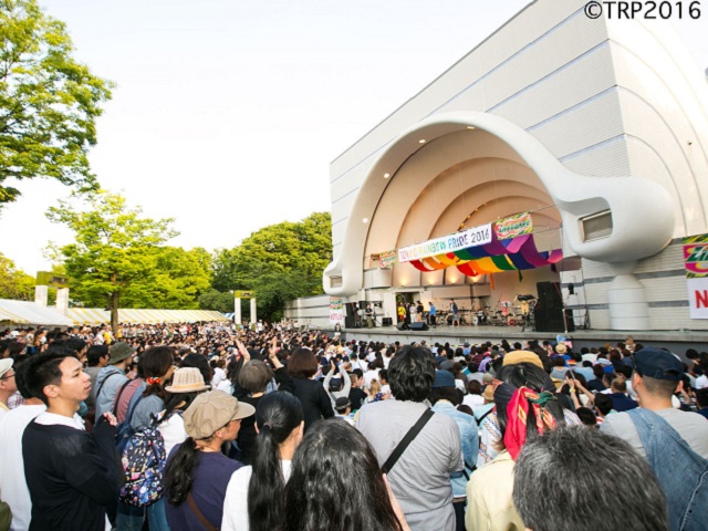 パレード当日、代々木公園の野外ステージでは様々なパフォーマンスが行われる。2016年は二日間で7万人を動員。