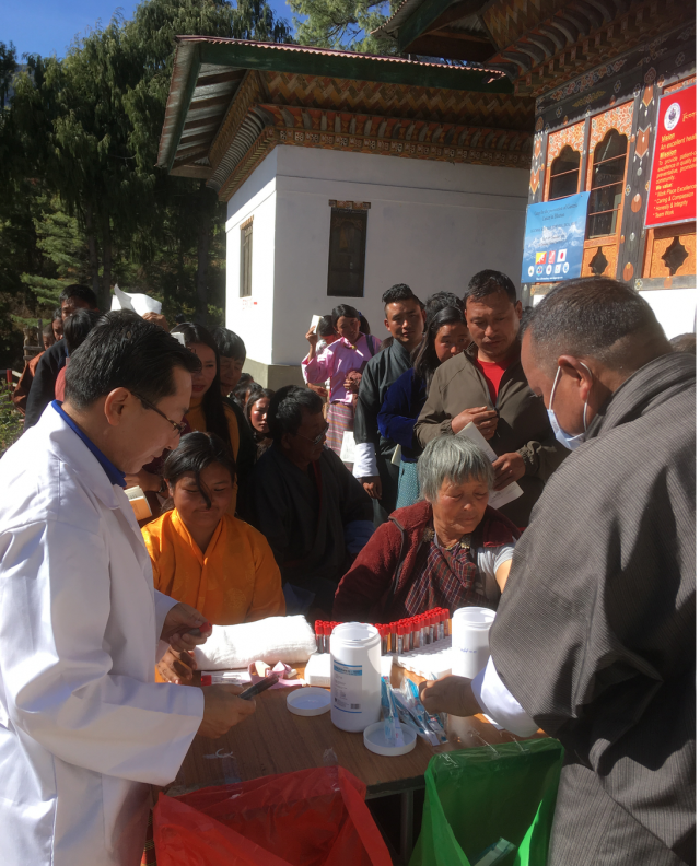 ブータンダワカ地区での住民のピロリ菌検診の様子