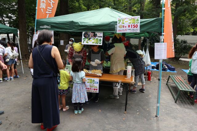 地域イベント「だがしや楽校」の一コマ。恒例で販売するアミーゴ焼き。