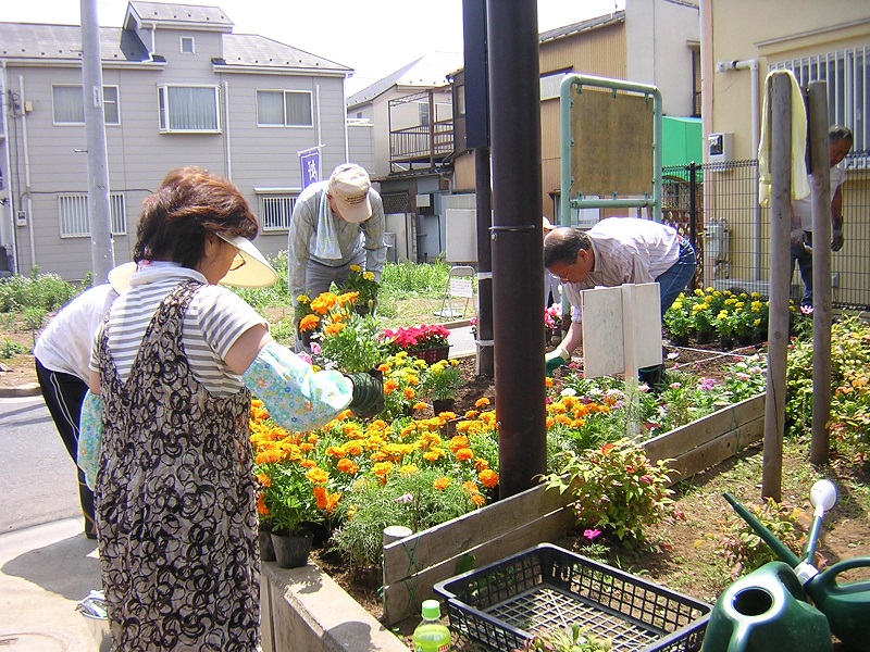 花植え（4丁目こんにちは公園）