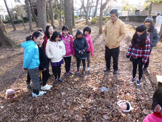 月1自然遊びイベント「森の探偵団」落ち葉の布団