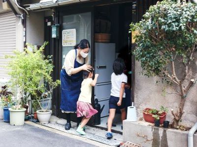 団体拠点では子どもたちの居場所活動、学習支援を行っています。拠点内にはセントラルキッチンが設けられ、ボランティアの方とともに宅食づくりから配送準備まですべて拠点内で行っています。