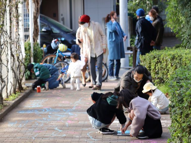 「みちあそび」の活動の中での1コマです。特別な遊具や特別なイベントがなくとも、そうしたくなる場さえあれば、人は遊び始めるのです。