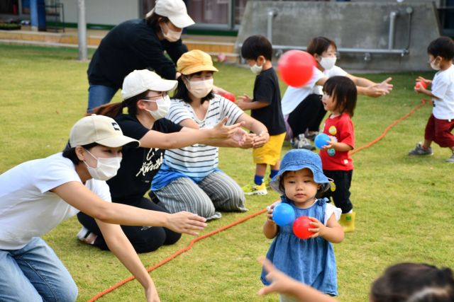 人気イベントのひとつ、心と身体の親子運動遊び「あおぞらジム」の運動会の様子。芝生の園庭を使い、親子で思い切り体を動かします。子ども一人ひとりの成長を皆で見守り、喜び合い、親子で楽しめるイベントです。