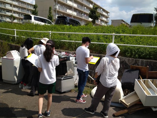 日本語教室がある団地のゴミ問題について調べ学習している様子
